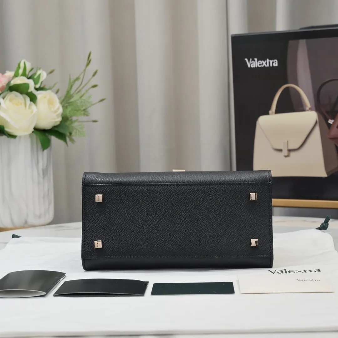 Valextra, the name of Italy's beloved horse, Iside is Val. One of extra's most iconic designs. There is no obvious logo, but the simple collective line design is very recognizable, full of architectural art, and shows a capable and intellectual style. It is made of imported palm-print lining cowhide, with up to five stitches of handwork, and the shiny oil edges test the skill of the craftsman. Small size: 22cm model 6627-1#